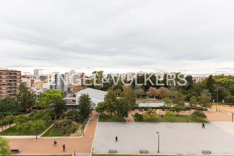 Foto 8012cbaa-0010-4a56-aa86-dd868b7c7a2e. Alquiler apartamento bonito piso sin amueblar frente al jardín de ayora en Valencia