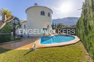 Casa en El Montgó. Villa cuidada con apartamento de invitados, jardín grande y gara