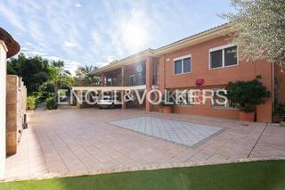 Casa en Zona Avenida Alta - Auditorio. Estilo atemporal y ubicación excelente en el vedat