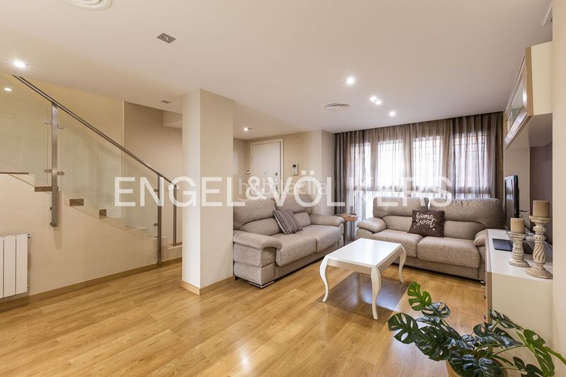 Foto 7b1e6002-a9f7-4357-ad84-f6b656cef16e. Duplex con riscaldamento parcheggio piscina in Nou Benicalap Valencia