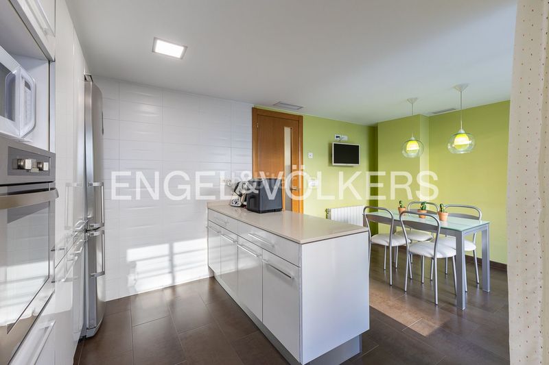 Foto f1a82d66-9b60-4ca0-8e6e-4c517e68cfcc. Duplex con riscaldamento parcheggio piscina in Nou Benicalap Valencia