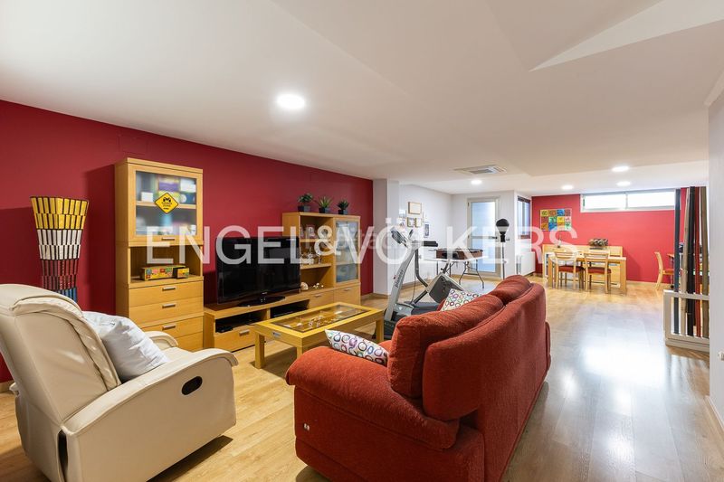Foto f6713f4b-d81e-441c-91e1-1d83c3daf0b5. Duplex con riscaldamento parcheggio piscina in Nou Benicalap Valencia
