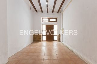 Pis  Carrer de la corona. D�plex en planta baja en el barrio del carmen