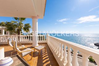 Casa a Playa de la Concha. Majestuosa residencia  frente al mar en oropesa del mar con pisc