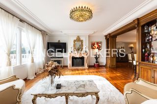 Casa a Playa de la Concha. Majestuosa residencia  frente al mar en oropesa del mar con pisc