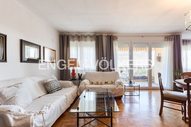 Foto a2c530a2-92cf-4bd9-9d18-a8379bdfd645. Rent flat with heating parking in El Botànic Valencia