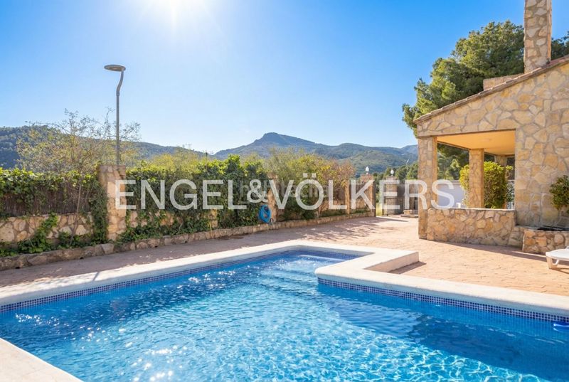 Foto 5c52d8a9-890f-419d-84db-b222c5944e93. Casa amb calefacció aparcament piscina a Torres Torres