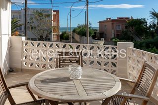 Casa a El Perellonet. Casa con dos apartamentos junto al mar en el perellonet