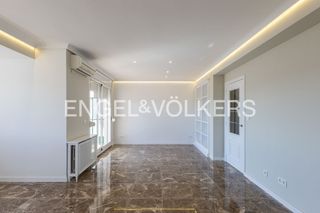 Affitto Appartamento  San vicente mártir. Un piso luminoso con amplia terraza en el centro de valencia