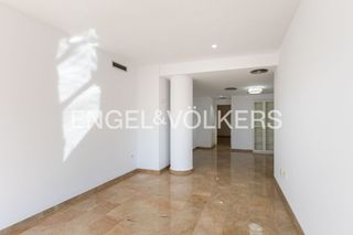 Location Appartement à El Pilar. Luminoso piso sin amueblar con parking en el carmen