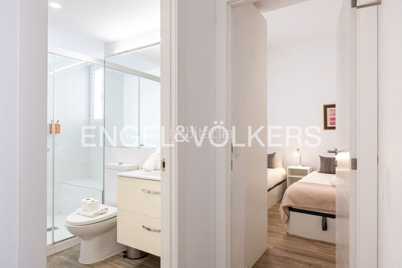 Piso oportunidad única en gran vía para inversores vivienda reformada de dos dormitorios y dos baños, amueblada y totalmente equipada en Valencia - Imagen 18