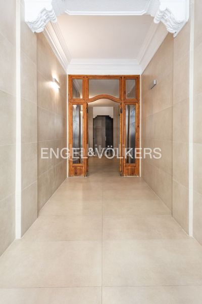 Piso oportunidad única en gran vía para inversores vivienda reformada de dos dormitorios y dos baños, amueblada y totalmente equipada en Valencia - Imagen 23