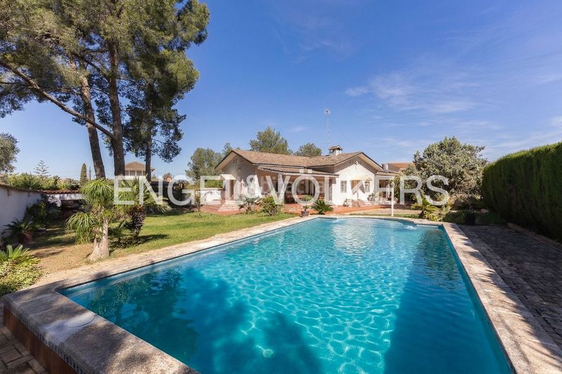 Foto 3712d83a-0be0-41a6-936f-7a4e4f12f4ce. Casa amb calefacció aparcament piscina a Montesol Eliana (l´)