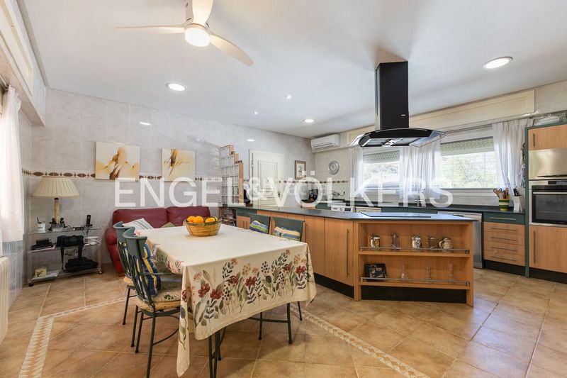 Foto 6510b8c6-e08c-431f-b288-5dcde0b88f20. Casa amb calefacció aparcament piscina a Montesol Eliana (l´)