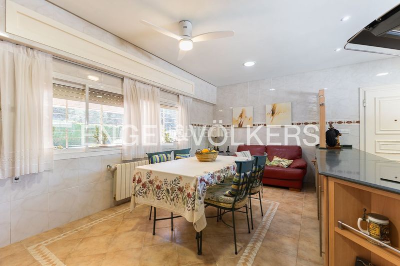 Foto 91d0337d-88b9-47fe-bbc4-8130aeff4ee6. Casa amb calefacció aparcament piscina a Montesol Eliana (l´)