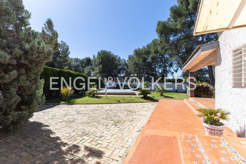 Foto 9db7aed6-0e43-41c6-8a04-ae82972c51a3. Casa amb calefacció aparcament piscina a Montesol Eliana (l´)