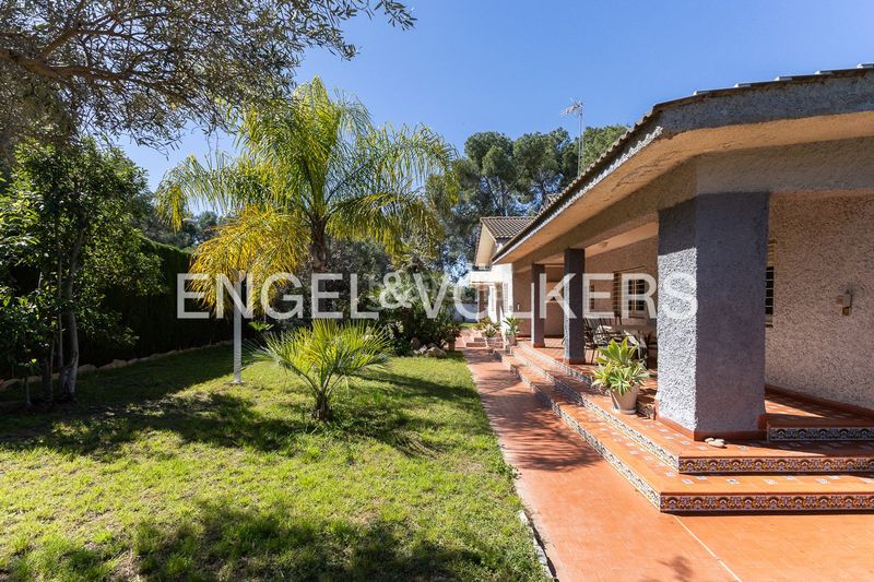 Foto 9f13672f-1d77-4642-99c2-a1e2d32f0088. Casa amb calefacció aparcament piscina a Montesol Eliana (l´)