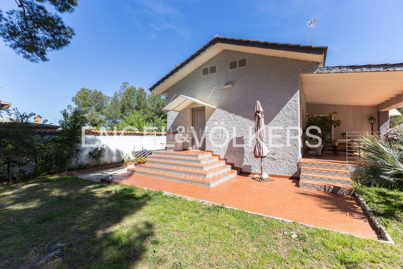 Foto b5f3d213-e477-4dbd-a910-2f066ff3e9f8. Casa amb calefacció aparcament piscina a Montesol Eliana (l´)