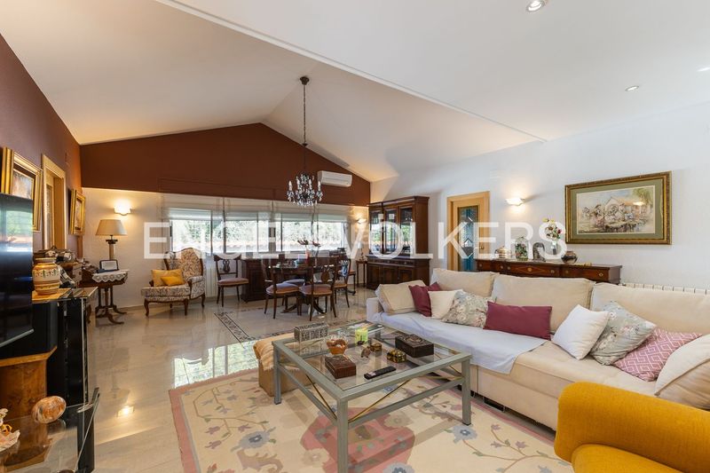 Foto f7cb772d-9f3b-4639-ae55-f8e468400279. Casa amb calefacció aparcament piscina a Montesol Eliana (l´)