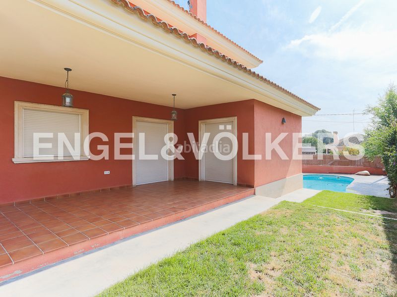 Foto 0153cc3c-6432-40e0-a2e0-31e1cc4cd817. Casa amb calefacció aparcament piscina a La Cañada Paterna