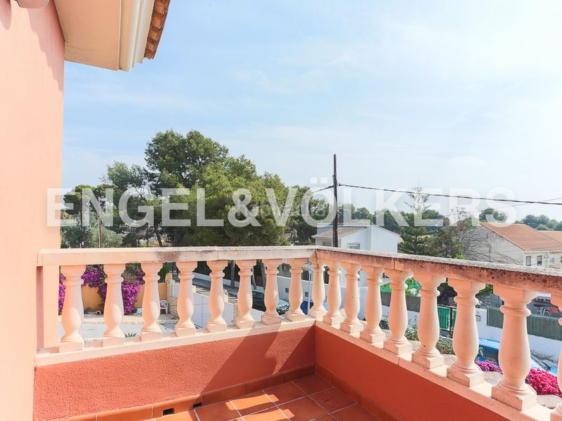 Foto 0efbcf95-aa4e-4b6f-9b7e-985a53a2cd58. Casa amb calefacció aparcament piscina a La Cañada Paterna