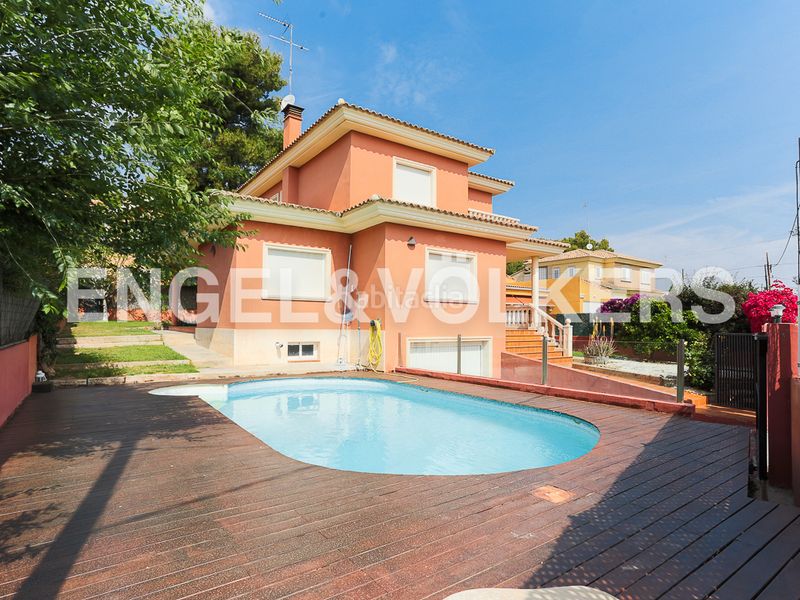 Foto 142dbdd6-e924-4896-b7c0-fc923c61a23d. Casa amb calefacció aparcament piscina a La Cañada Paterna