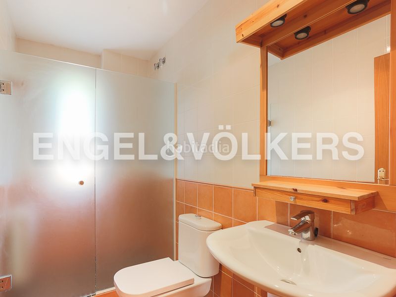 Foto 2c9b1882-1718-43c1-a654-7c6c07eb8ee5. Casa amb calefacció aparcament piscina a La Cañada Paterna