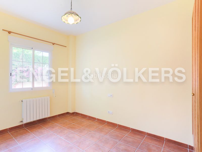 Foto 4f137926-ed87-4383-a01b-fdb9f6c47e3c. Casa amb calefacció aparcament piscina a La Cañada Paterna