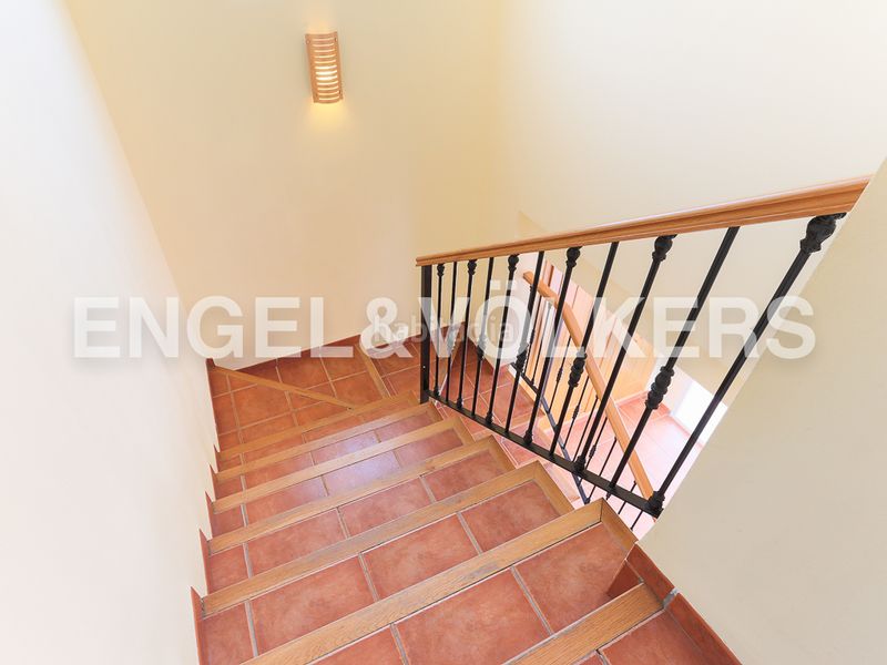 Foto 63bc90a0-8ea6-40e7-9481-cc7c379c5470. Casa amb calefacció aparcament piscina a La Cañada Paterna