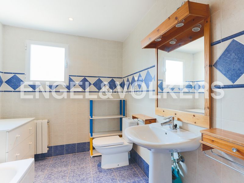 Foto b8591beb-3a62-4863-b242-6f0d2a06f213. Casa amb calefacció aparcament piscina a La Cañada Paterna