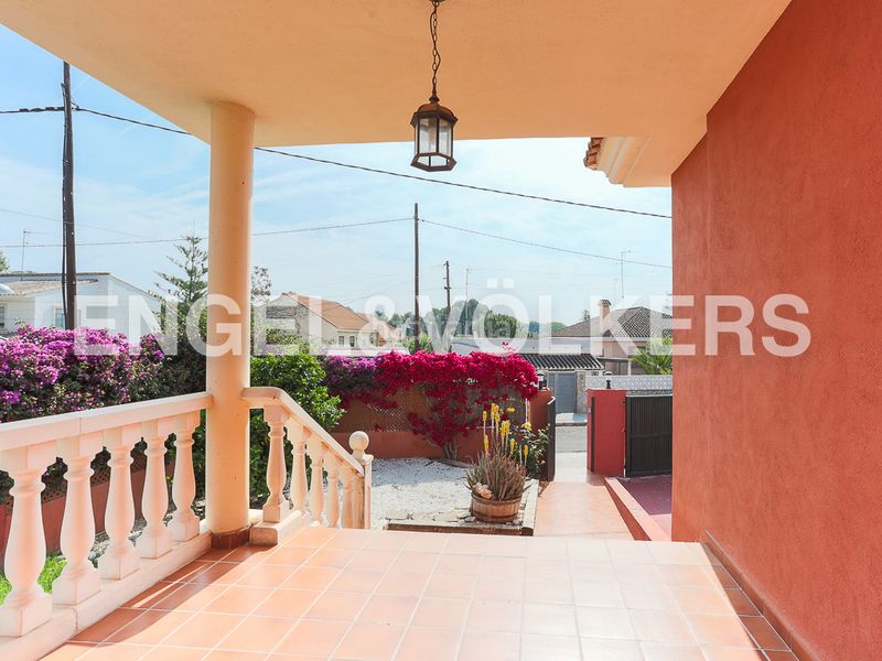 Foto f3bae0e0-0cd9-4210-acb5-312b271c85ae. Casa amb calefacció aparcament piscina a La Cañada Paterna