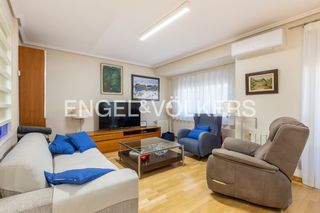 Flat  Carrer de navarra. Vivienda junto al mercado de abastos con garaje