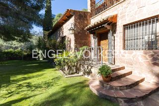 Maison à Pedro Bernardo. Descubra el lujo sereno en serra casa con vistas a la montaña, p