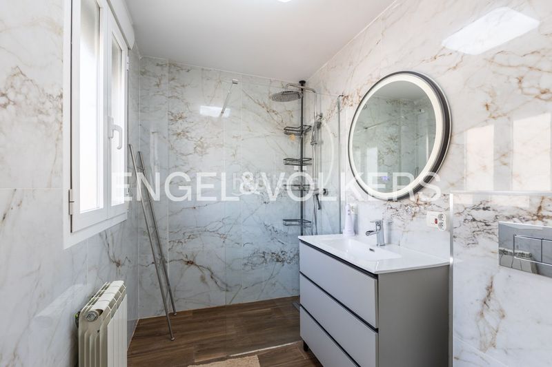 Foto bedbe224-d6ce-4a43-b340-e21cf58001ce. Casa amb calefacció aparcament a Requena