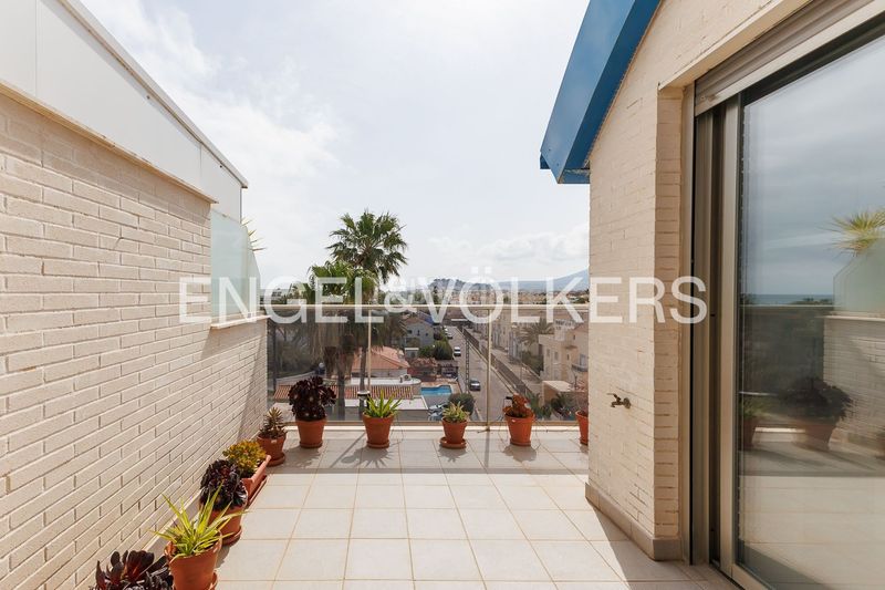 Foto c285aa5d-1f3b-4424-a20b-c0984c8ed7aa. Àtic amb calefacció aparcament piscina a Les Bassetes - El Marjal Dénia