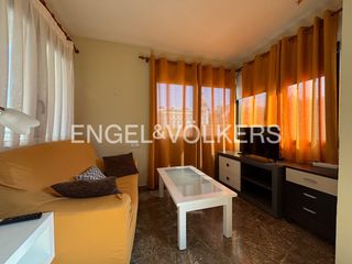 Miete Etagenwohnung in La Roqueta. Descubre un elegante apartamento con balcón en el centro de valè