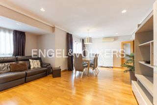 Location Appartement  Carrer de sant vicent màrtir. Amplio apartamento amueblado y con parking a un paso del centro.