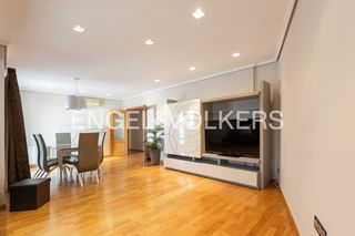Location Appartement  Carrer de sant vicent màrtir. Amplio apartamento amueblado y con parking a un paso del centro.