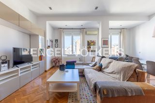 Lloguer Pis  Carrer del mestre racional. Amplia propiedad completamente amueblada y con garage, en pla de