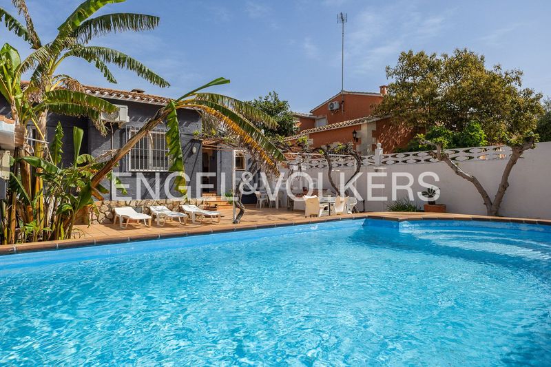 Foto 6bd09306-4afe-4374-be5e-327f72a73d43. Casa amb calefacció aparcament piscina a Les Bovetes - La Felicidad Dénia