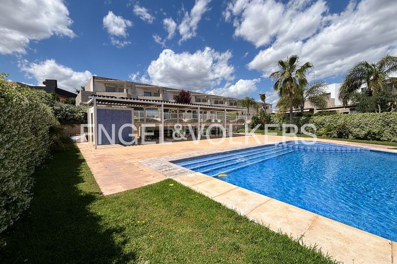 Foto c6884692-33b3-497c-84a3-e0ed52c456f7. Lloguer casa amb calefacció aparcament piscina a Bétera