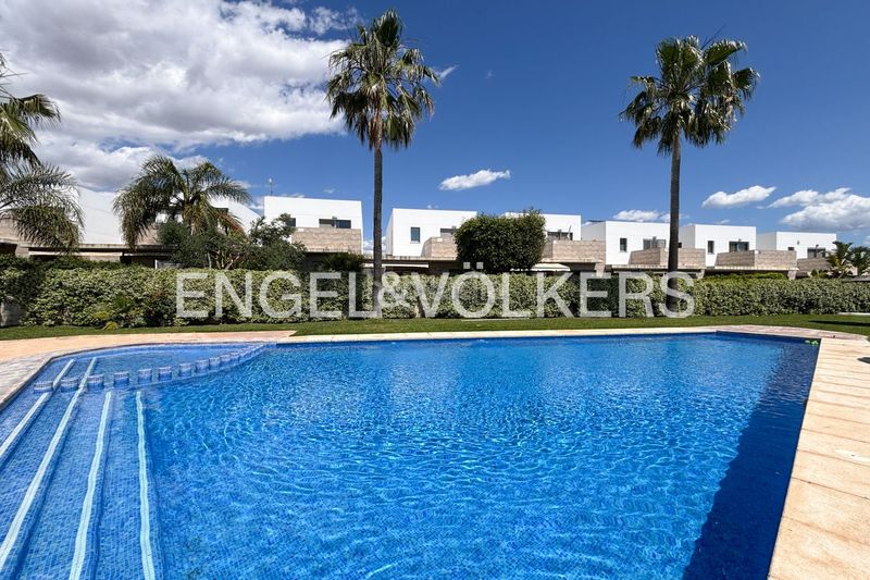 Foto d718ad7c-fbc2-4e7b-a324-49a48f72614f. Lloguer casa amb calefacció aparcament piscina a Bétera