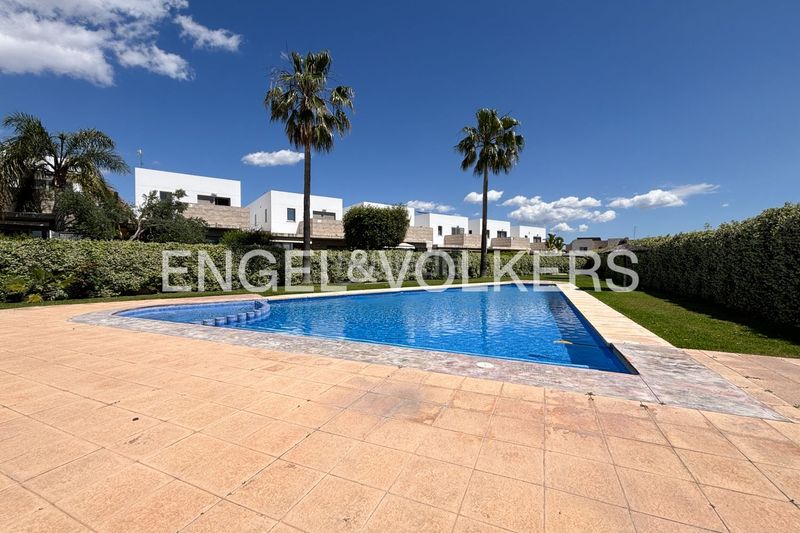 Foto e9cfe910-a7f6-464f-b660-00b929606b85. Lloguer casa amb calefacció aparcament piscina a Bétera