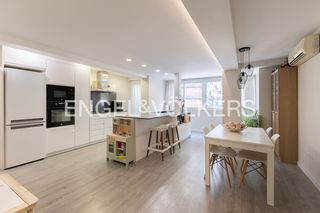 Etagenwohnung  Carrer del doctor joan reglà. Vivienda reformada con terraza y 2 habitaciones en mestalla