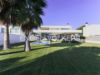 Rent House in Torre en Conill-Cumbres de San Antonio. Vivienda de diseño con vistas al campo de golf de torre en conil
