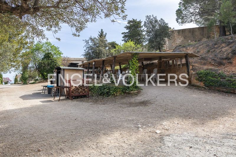 Foto 0dec30c3-4d92-42b1-999d-61115e1b05be. Casa amb calefacció aparcament piscina a Eixample Alcoi