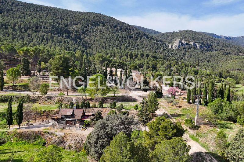 Foto 0ec7ff29-f0f3-4e85-811f-f625915aee7b. Casa amb calefacció aparcament piscina a Eixample Alcoi