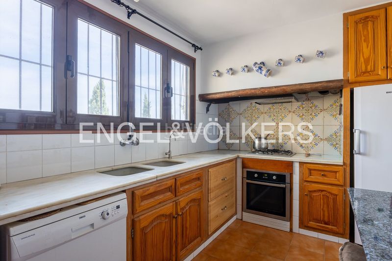 Foto 2ca2c6e3-b5e4-4b12-959d-eafc526d8017. Casa amb calefacció aparcament piscina a Eixample Alcoi