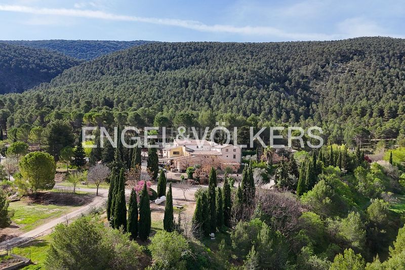 Foto 34ce9c69-a43f-4e9c-8e0f-4daebd6f998e. Casa amb calefacció aparcament piscina a Eixample Alcoi