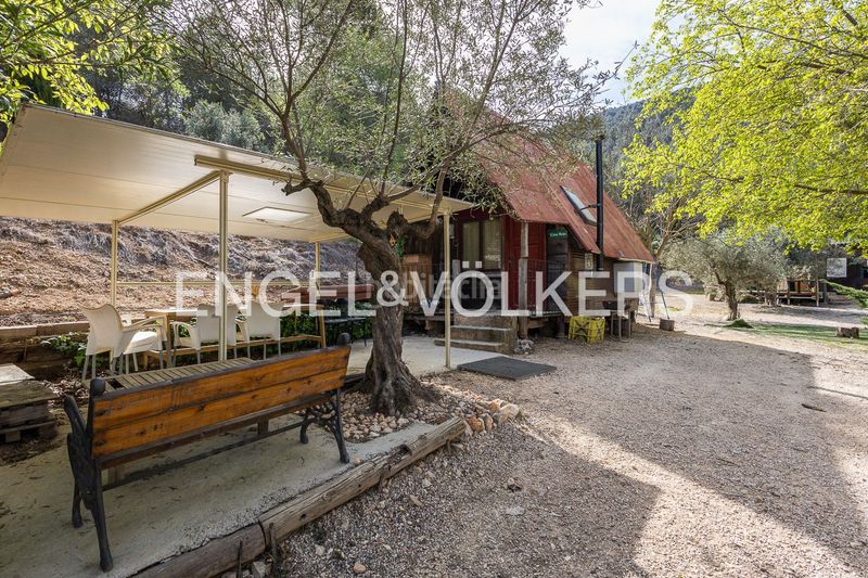 Foto 48ac417b-d770-4ad3-b3a4-04e8fa172627. Casa amb calefacció aparcament piscina a Eixample Alcoi